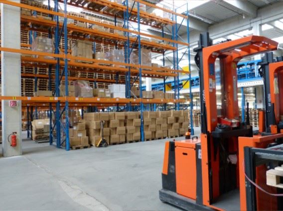 forklift-machine-in-a-warehouse